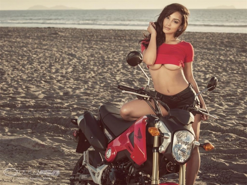 Honda msx 125 nổi bật cùng người đẹp sexy trên bãi biển