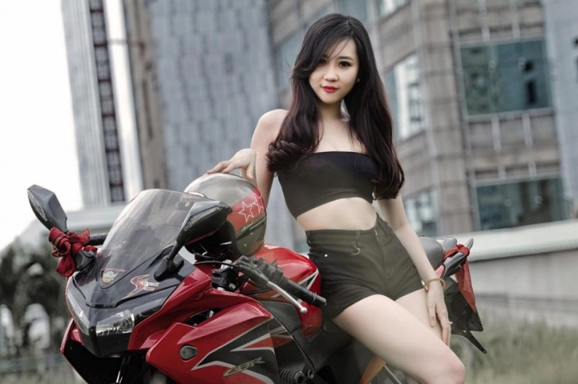 Hot girl bên cạnh xe moto