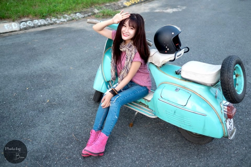 Hot girl sài gòn xinh tươi bên cạnh vespa super cổ