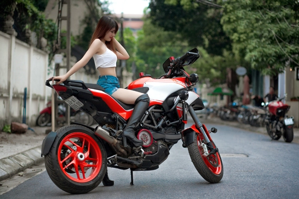 Hotgirl xinh đẹp đọ dáng cùng cặp đôi ducati multistrada 1200