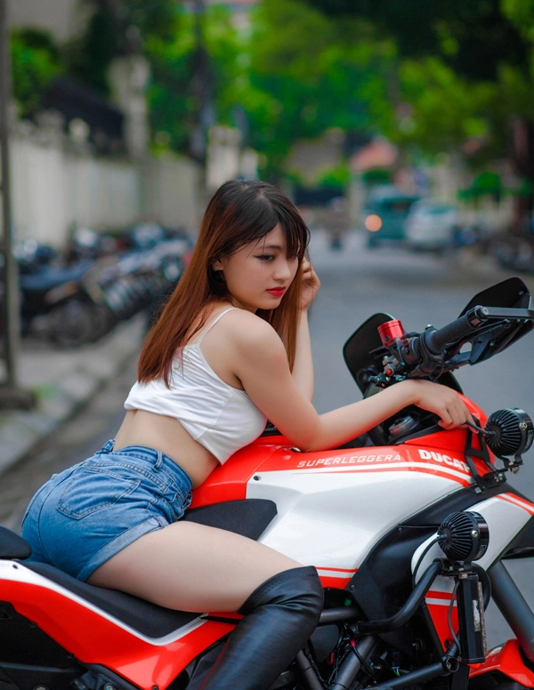 Hotgirl xinh đẹp đọ dáng cùng cặp đôi ducati multistrada 1200