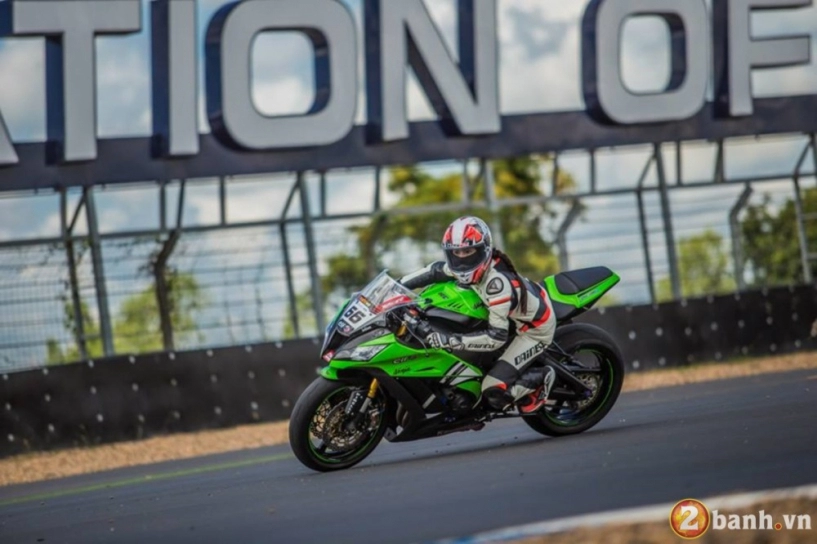 Kawasaki ninja zx-10r độ chất lừ bên nữ quái xế xinh đẹp