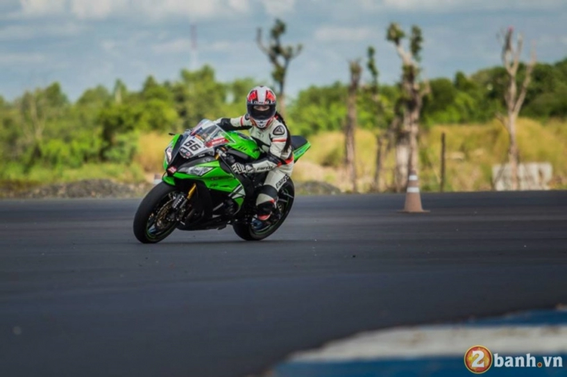 Kawasaki ninja zx-10r độ chất lừ bên nữ quái xế xinh đẹp