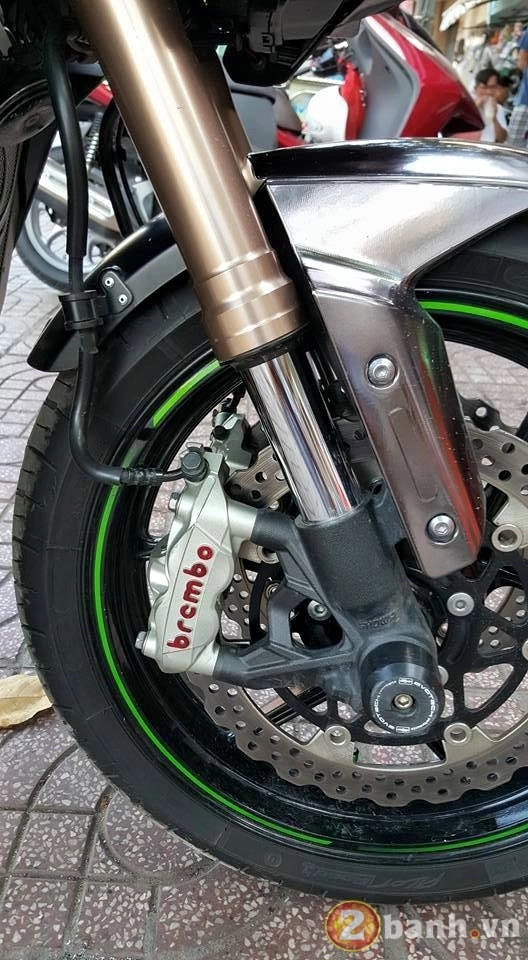 Kawasaki z1000 đẹp và độc đáo với phiên bản decal chrome