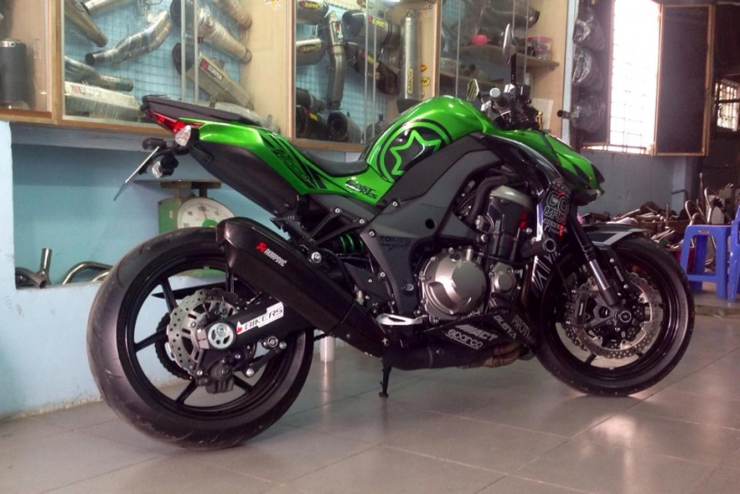 Kawasaki z1000 thần thánh gác pô akrapovic carbon 2015