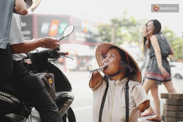 Không có tay chẳng có chân - mà nụ cười của cô bán vé số bên vỉa hè vẫn tươi nhường ấy