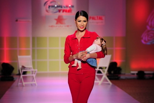 Màu loang tái xuất sàn catwalk