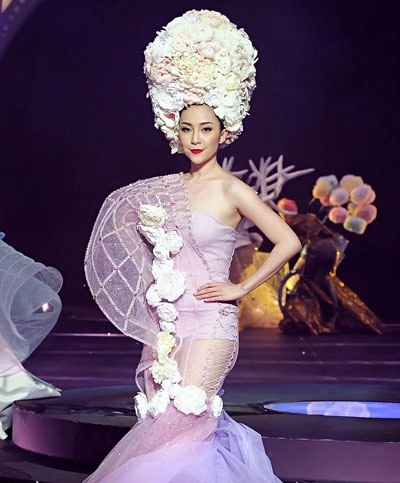 Minh hằng ngọc ánh linh nga cùng catwalk