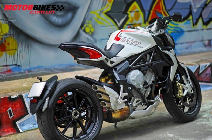 Mv agusta brutale 800 dragster đầy phong cách đọ dáng cùng cô nàng cá tính tại sài gòn