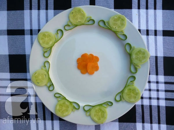 Những cách cực dễ tỉa dưa leo và cà rốt trang trí đĩa ăn đẹp như nhà hàng