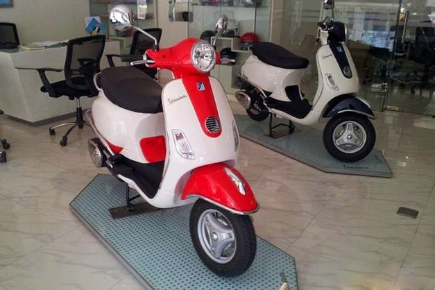 Những chiếc vespa được sơn đầy màu sắc tươi tắn