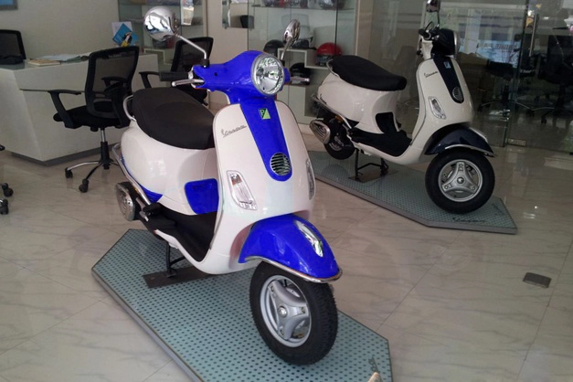 Những chiếc vespa được sơn đầy màu sắc tươi tắn