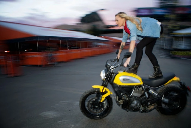 Nữ biker tóc vàng xinh đẹp đọ dáng cùng ducati scrambler