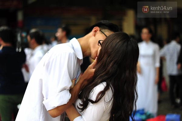 Nụ hôn ngọt ngào trong ngày bế giảng của teen trần phú