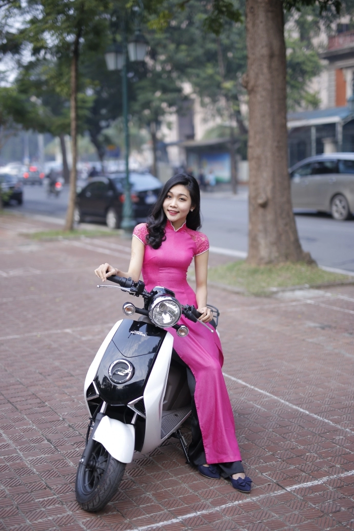 Nữ sinh việt đọ dáng cùng xe máy điện honda v-sun v3