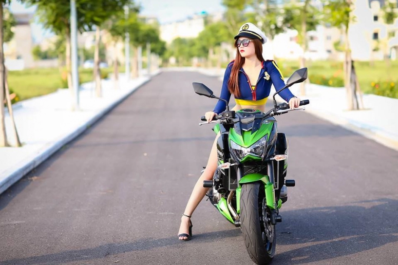 Nữ thủy thủ xinh đẹp đọ dáng bên mãnh thú kawasaki z800