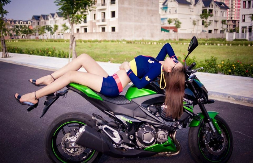 Nữ thủy thủ xinh đẹp đọ dáng bên mãnh thú kawasaki z800