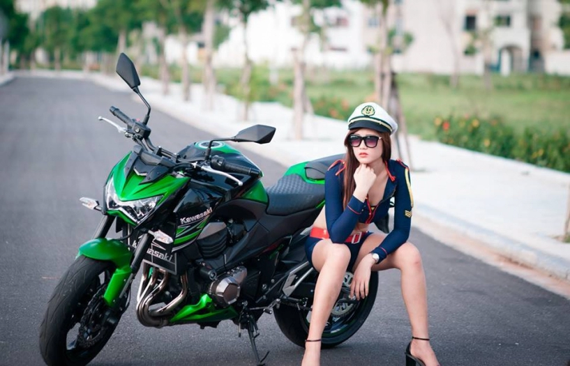 Nữ thủy thủ xinh đẹp đọ dáng bên mãnh thú kawasaki z800