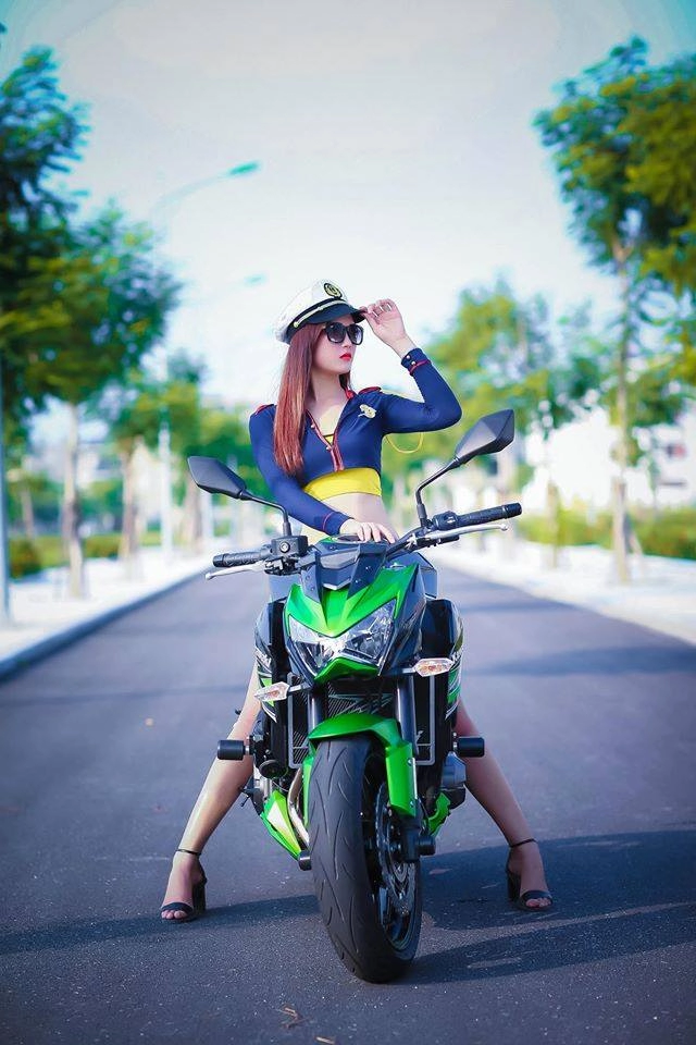 Nữ thủy thủ xinh đẹp đọ dáng bên mãnh thú kawasaki z800