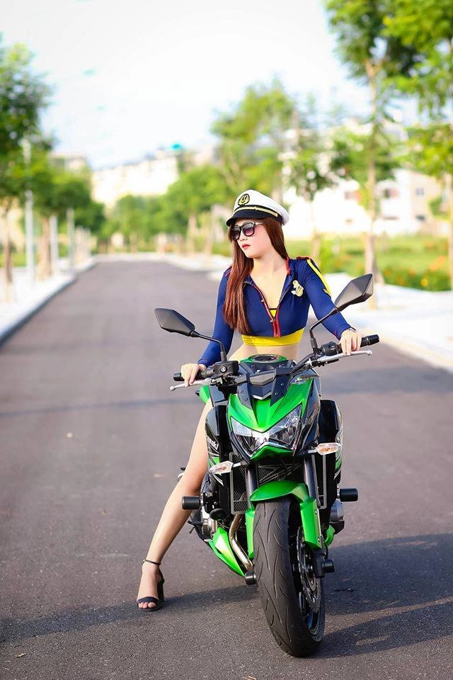 Nữ thủy thủ xinh đẹp đọ dáng bên mãnh thú kawasaki z800