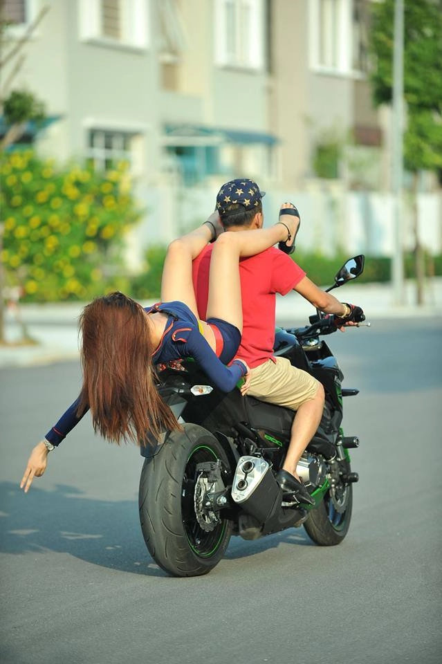 Nữ thủy thủ xinh đẹp đọ dáng bên mãnh thú kawasaki z800