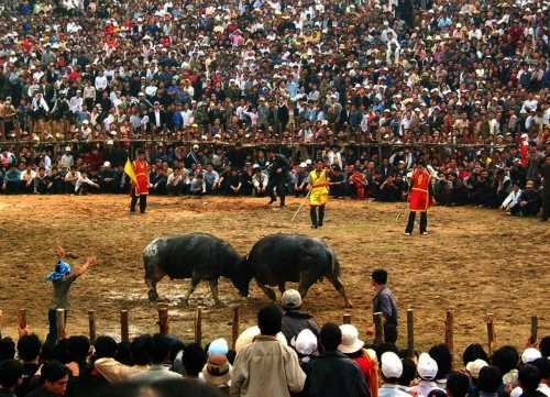 Tháng giêng đi hội đập trống bôi mặt nhọ