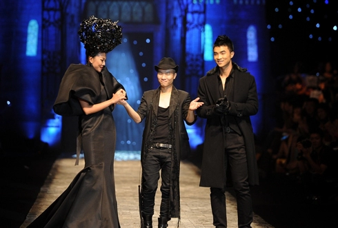 Thanh hằng đội 3kg sắt diễn catwalk