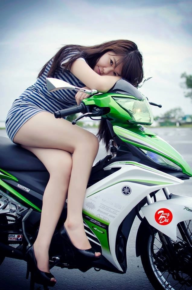 Thiêu nư miền tây tao dang bên yamaha exciter