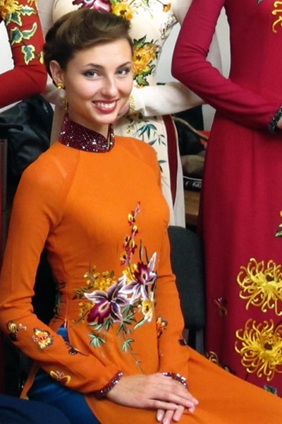 Thu hằng mặc áo dài rạng rỡ bên người mẫu ukraine