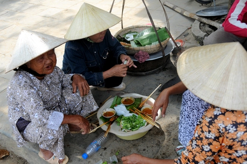 Thưởng thức thịt nướng bánh tráng hội an