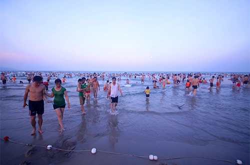 Tiểu bậy ở bãi biển đà nẵng bị phạt 300000 đồng
