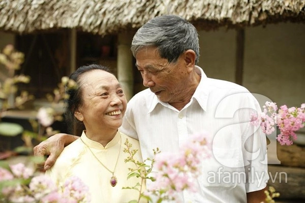 Tình yêu vĩnh cửu của cặp vợ chồng 60 năm không rời tay nhau