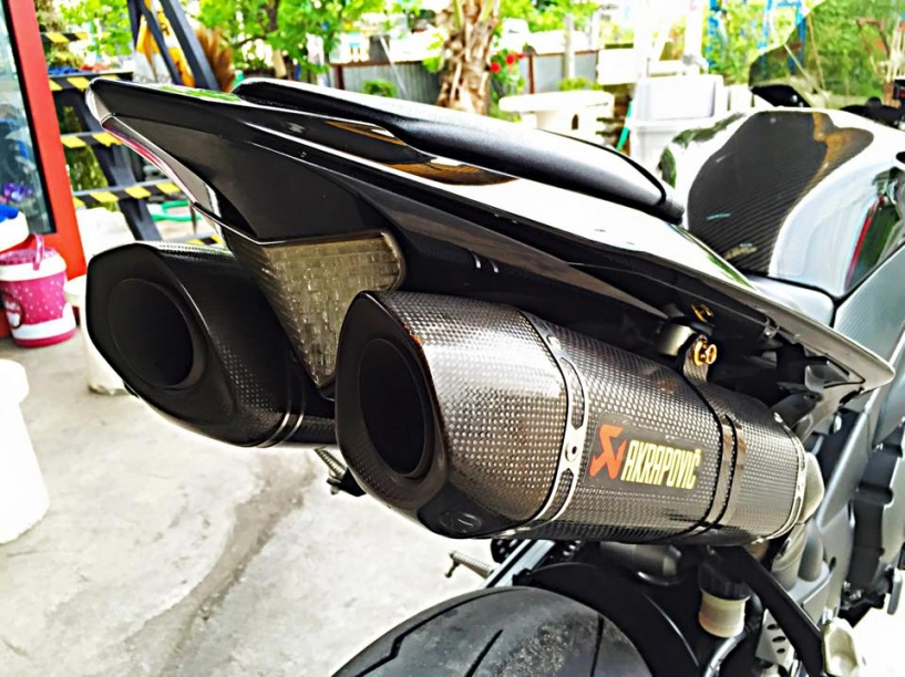 Yamaha r1 phiên bản đen tuyền độ khoe sắc tại thái