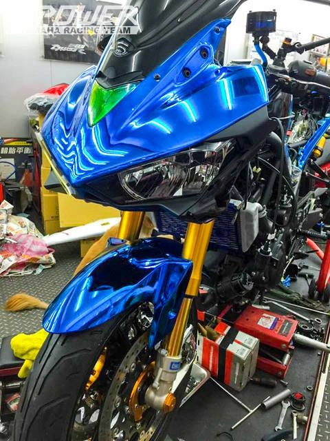 Yamaha r3 độ phiên bản crom movistar với đồ chơi khủng