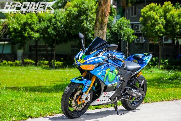 Yamaha r3 độ phiên bản crom movistar với đồ chơi khủng