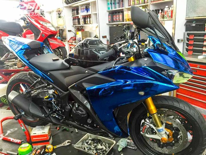 Yamaha r3 độ phiên bản crom movistar với đồ chơi khủng