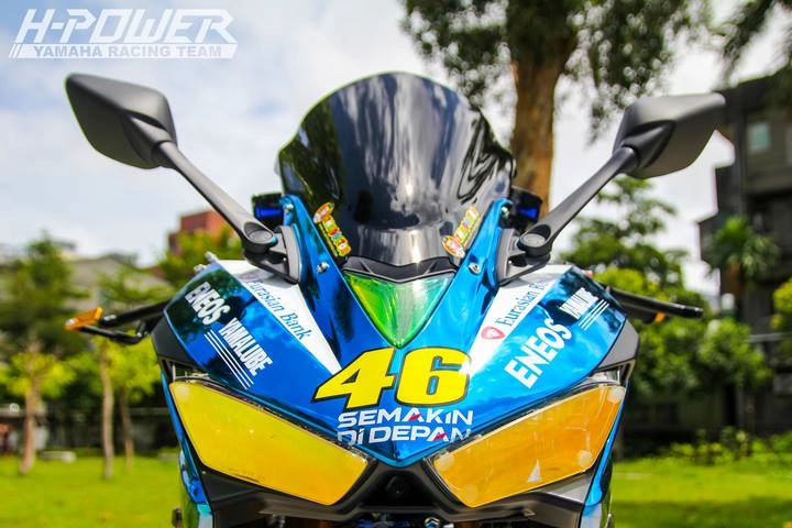 Yamaha r3 độ phiên bản crom movistar với đồ chơi khủng