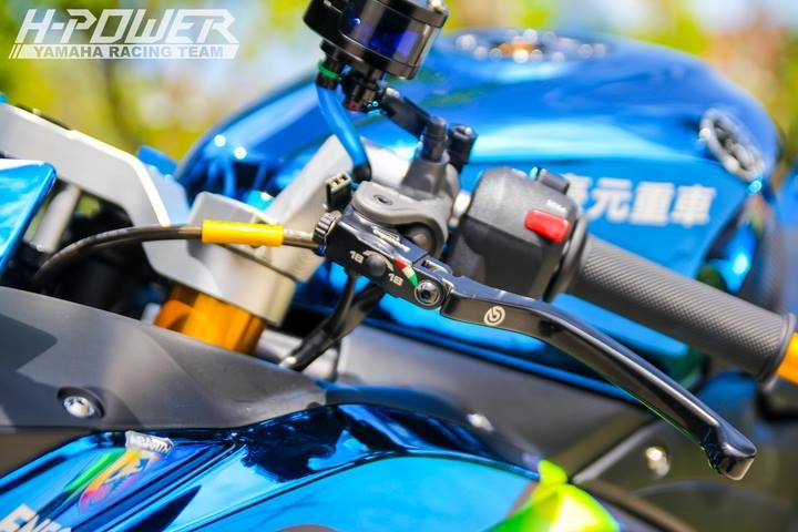 Yamaha r3 độ phiên bản crom movistar với đồ chơi khủng