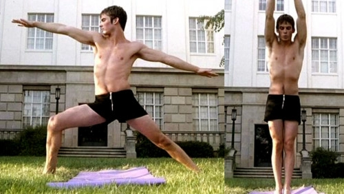 Sao nam hollywood duy trì cơ thể săn chắc nhờ yoga