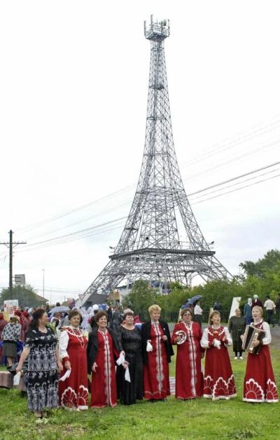 9 bản sao của tháp eiffel