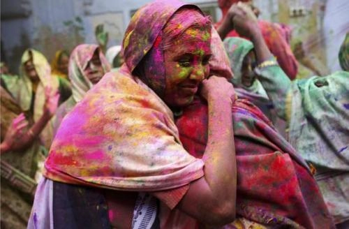 Ấn độ chìm trong sắc màu của lễ hội holi 2015