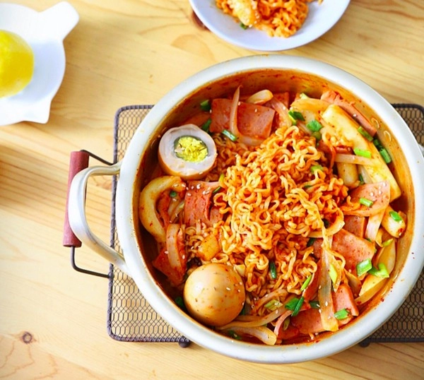 Ăn lẩu mì rabokki nóng hổi đón cái lạnh đầu mùa