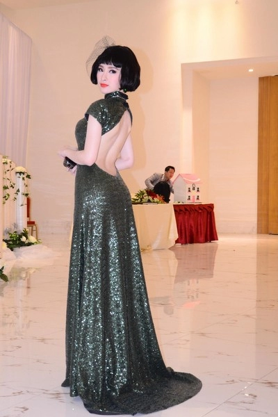 Angela phương trinh trương thị may diện váy khoe lưng