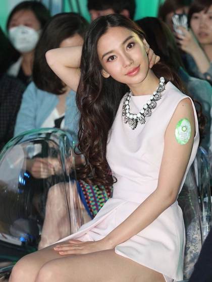 Angelababy mặc siêu ngắn khoe chân thon