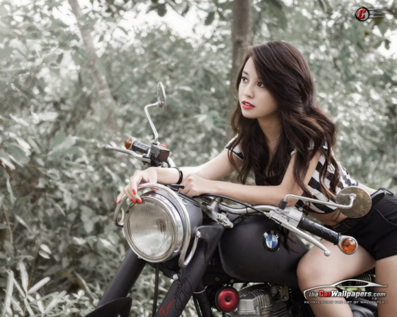 ảnh đẹp hot girl châu á tạo dáng nóng bỏng bên các siêu xe pkl
