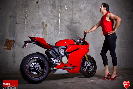 Ảnh hot girl vs ducati 1199 