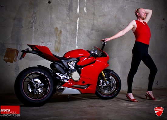 Ảnh hot girl vs ducati 1199 