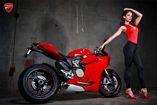 Ảnh hot girl vs ducati 1199 