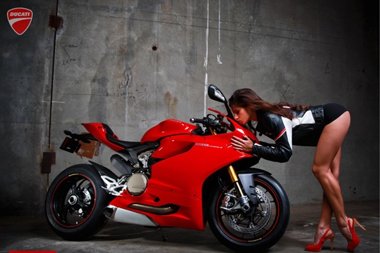 Ảnh hot girl vs ducati 1199 