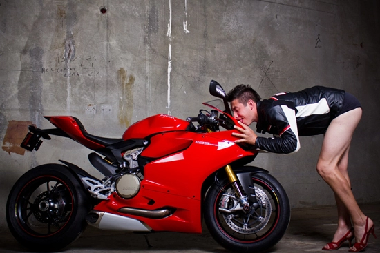 Ảnh hot girl vs ducati 1199 